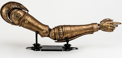Einfach und sicher online bestellen: Elden Ring Replik Arm of Malenia in Österreich kaufen.