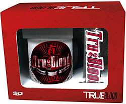 Einfach und sicher online bestellen: True Blood Geschenkbox Tasse & Schlsselanhnger in Österreich kaufen.